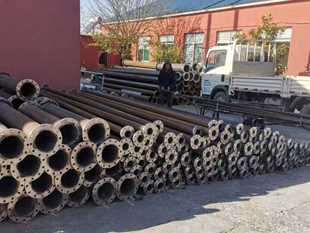 雙金屬內襯鈦材復合管道加工現場